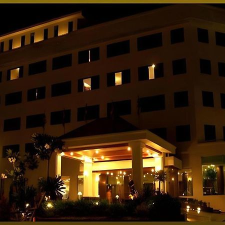Sri U-Thong Grand Hotel Супханбури Экстерьер фото