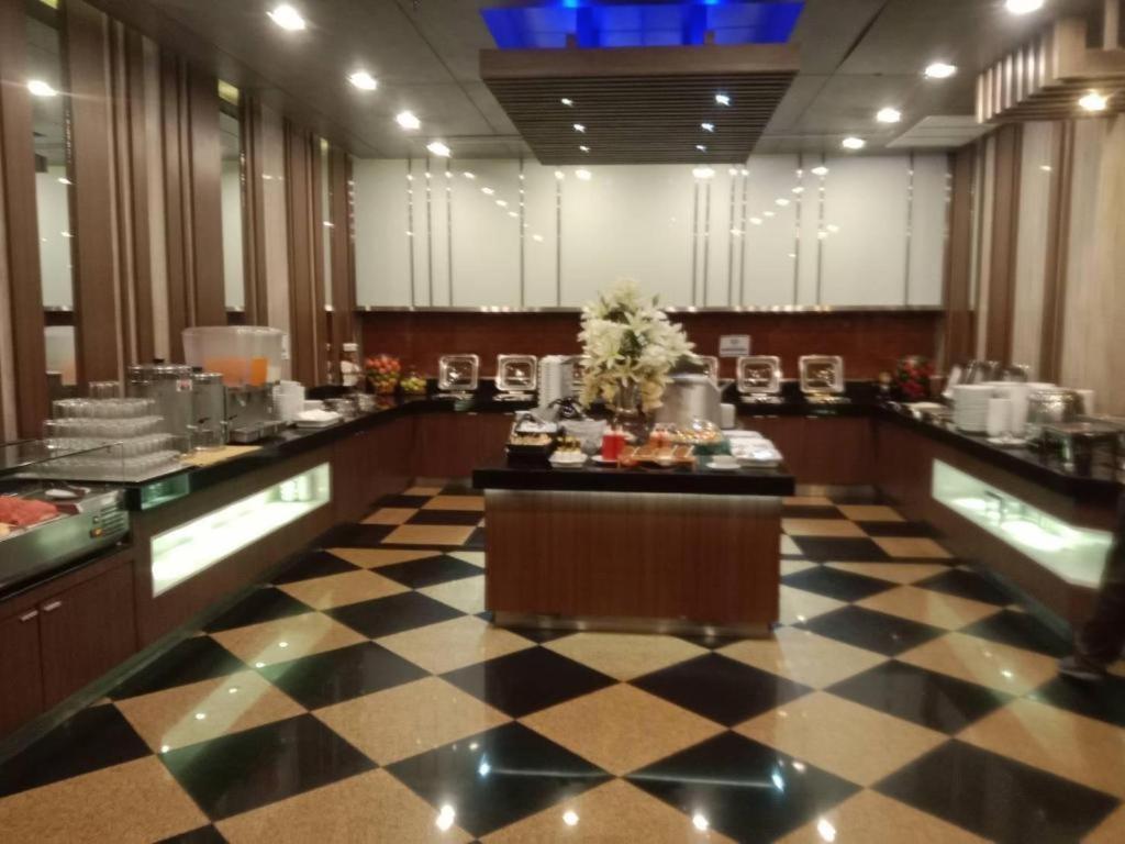 Sri U-Thong Grand Hotel Супханбури Экстерьер фото