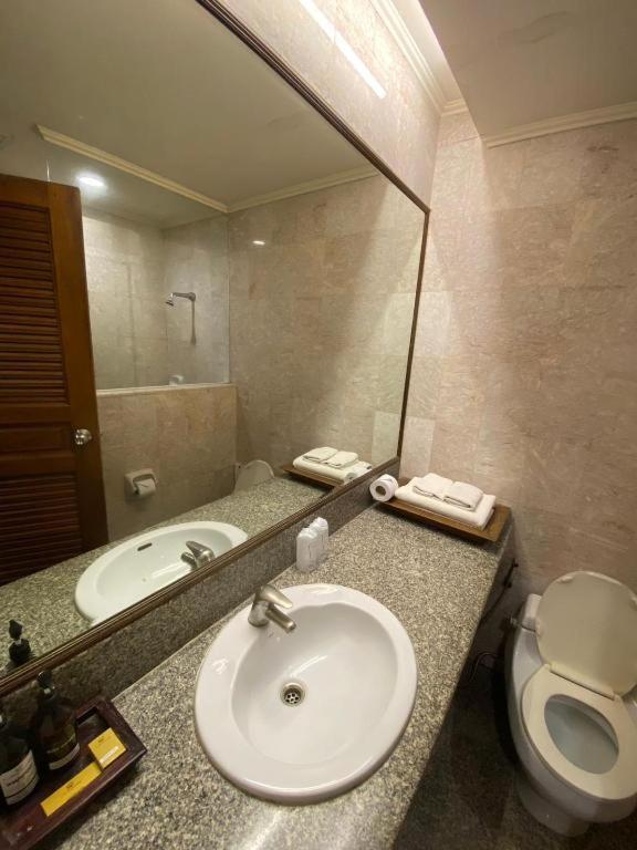 Sri U-Thong Grand Hotel Супханбури Экстерьер фото