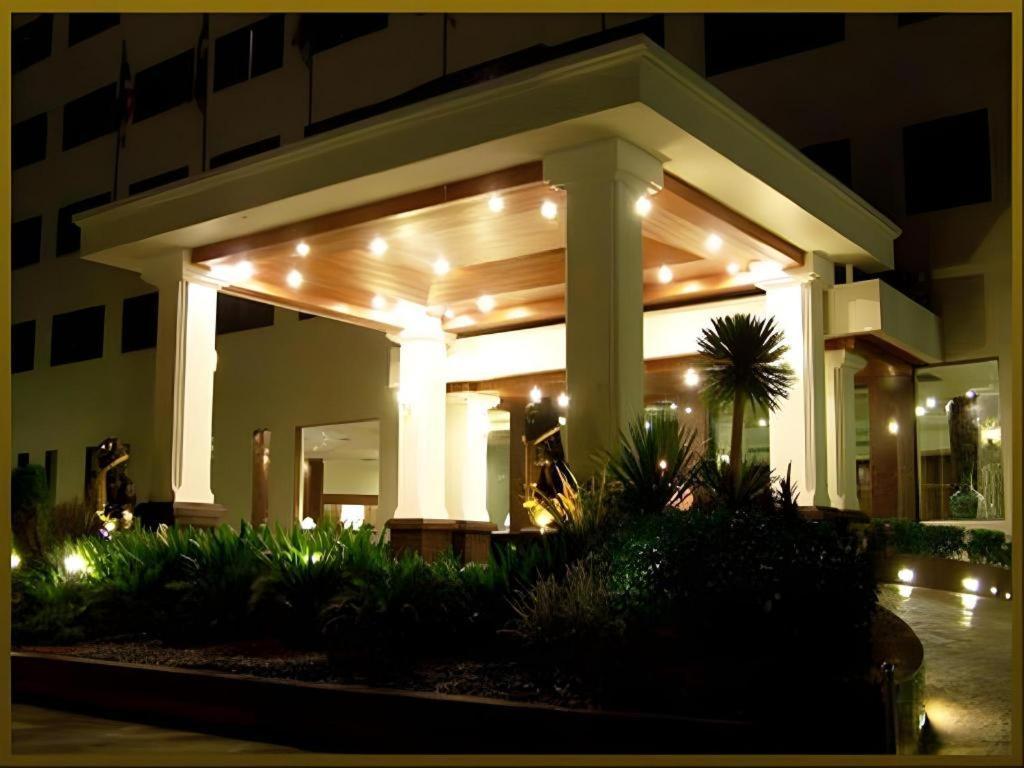 Sri U-Thong Grand Hotel Супханбури Экстерьер фото