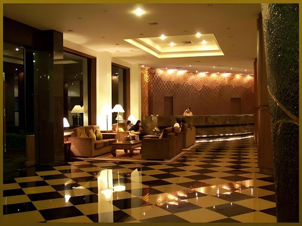 Sri U-Thong Grand Hotel Супханбури Экстерьер фото