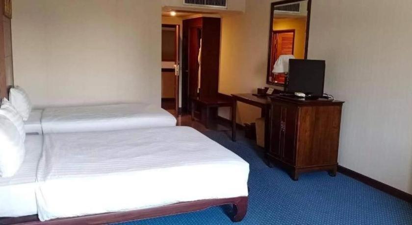 Sri U-Thong Grand Hotel Супханбури Экстерьер фото
