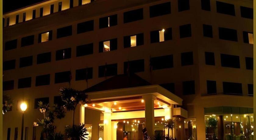 Sri U-Thong Grand Hotel Супханбури Экстерьер фото
