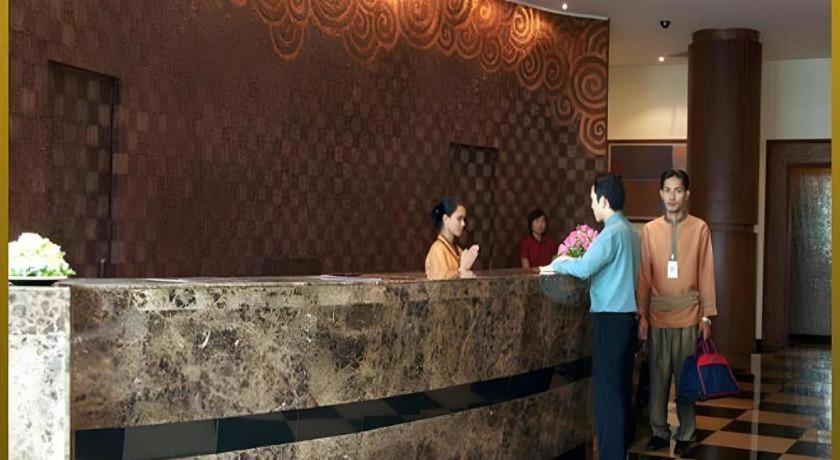 Sri U-Thong Grand Hotel Супханбури Экстерьер фото