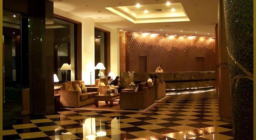 Sri U-Thong Grand Hotel Супханбури Экстерьер фото