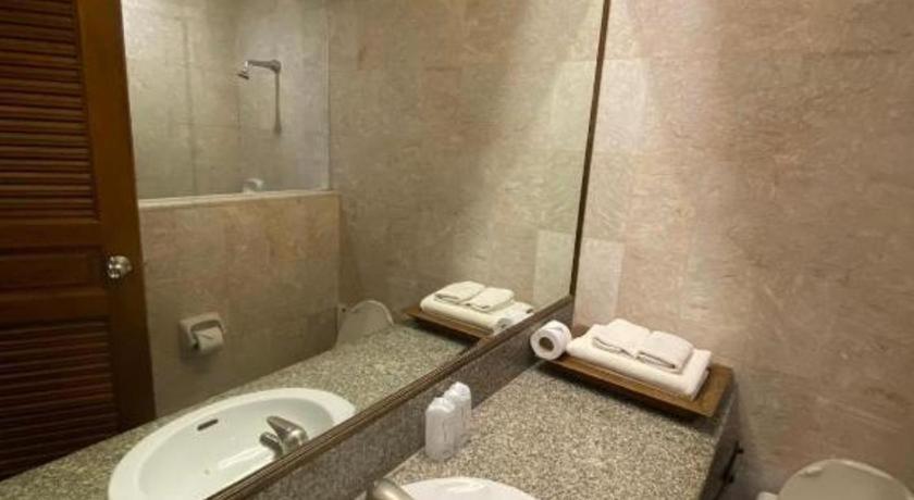 Sri U-Thong Grand Hotel Супханбури Экстерьер фото