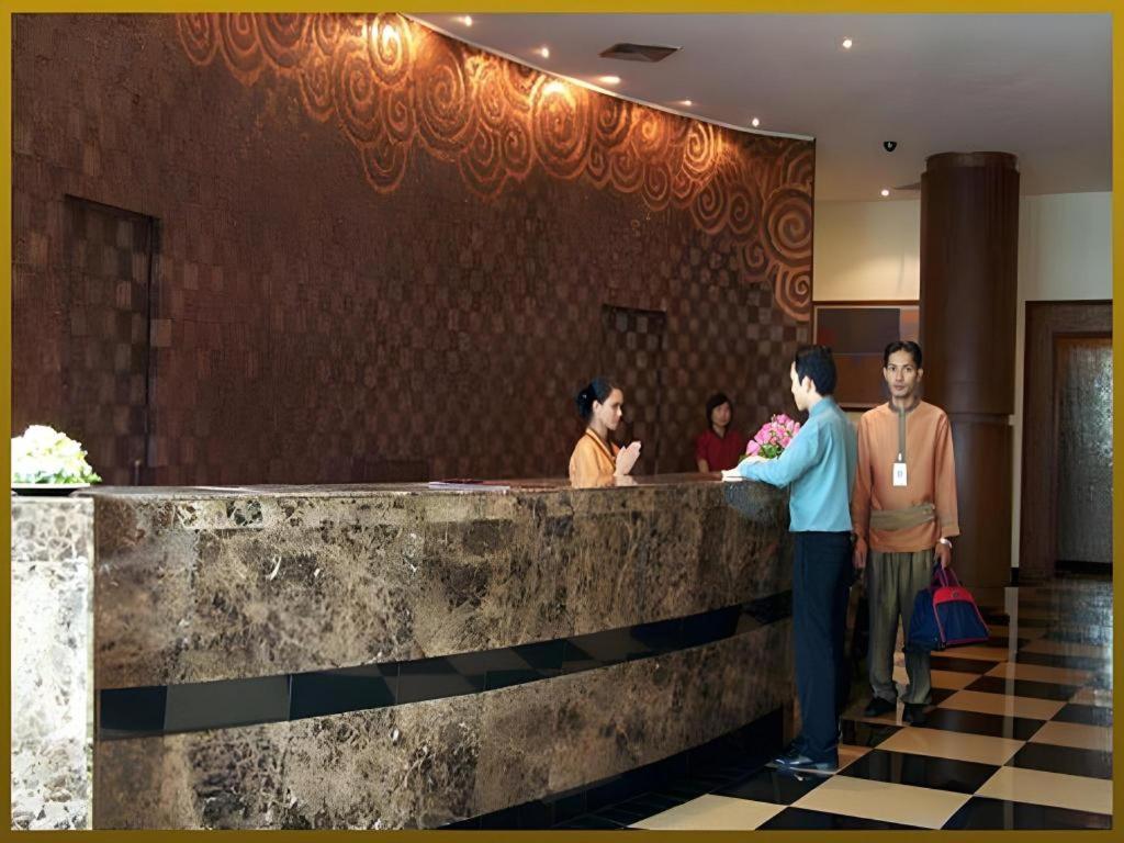 Sri U-Thong Grand Hotel Супханбури Экстерьер фото