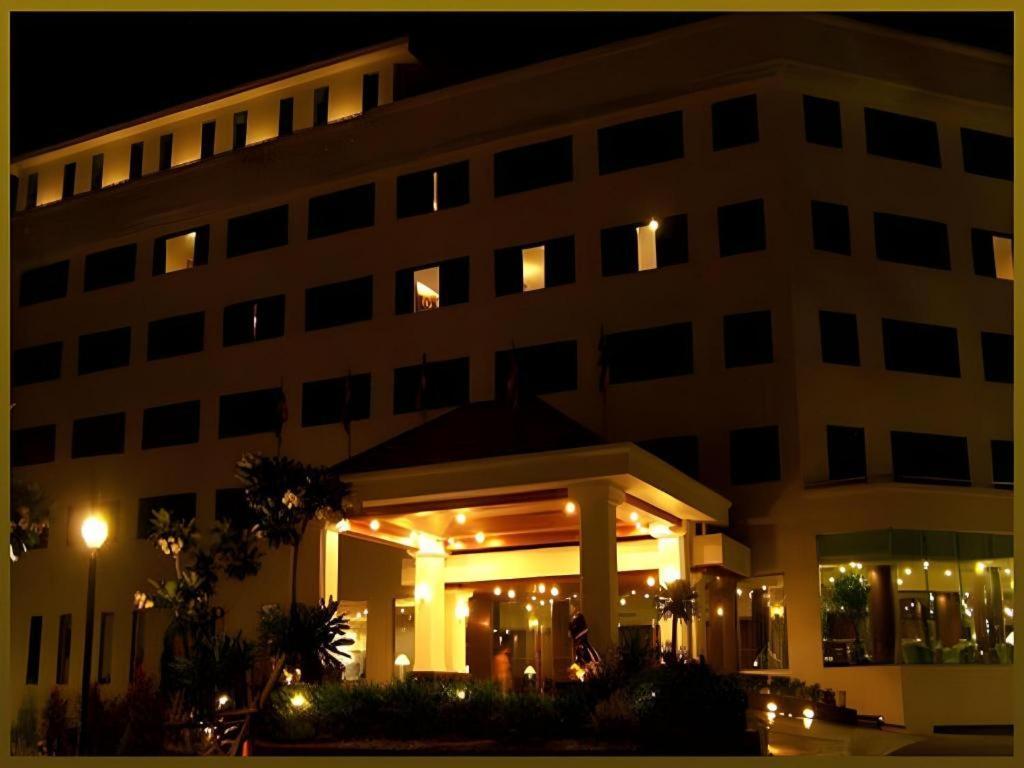 Sri U-Thong Grand Hotel Супханбури Экстерьер фото