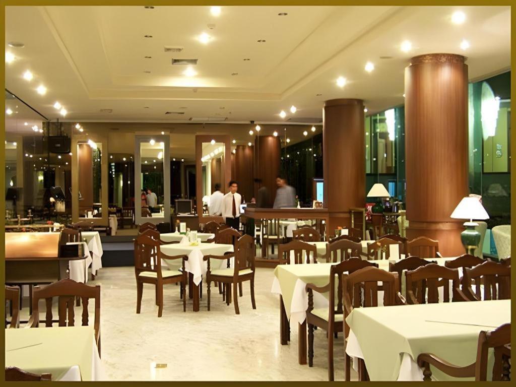 Sri U-Thong Grand Hotel Супханбури Экстерьер фото