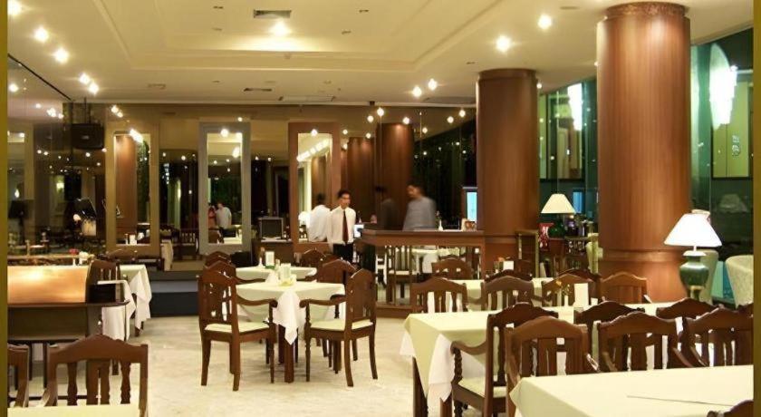 Sri U-Thong Grand Hotel Супханбури Экстерьер фото