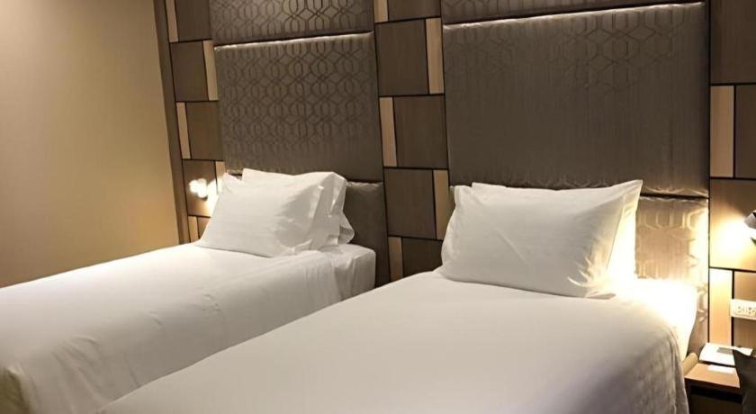 Sri U-Thong Grand Hotel Супханбури Экстерьер фото
