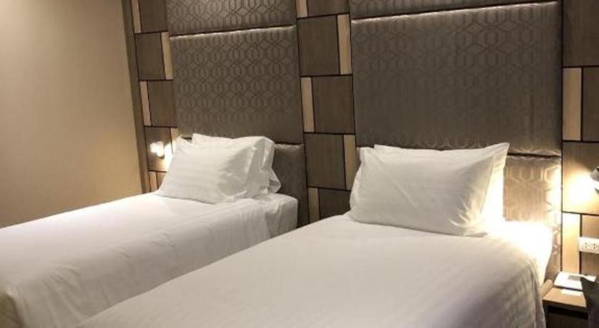 Sri U-Thong Grand Hotel Супханбури Экстерьер фото