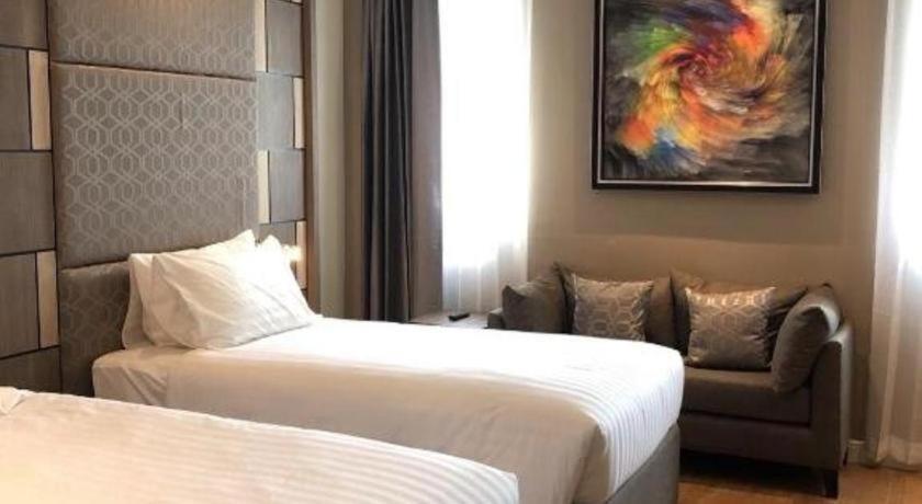 Sri U-Thong Grand Hotel Супханбури Экстерьер фото