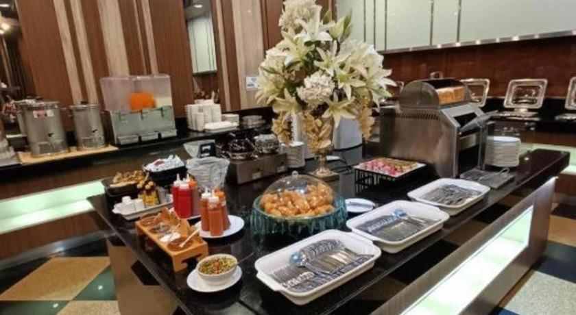 Sri U-Thong Grand Hotel Супханбури Экстерьер фото