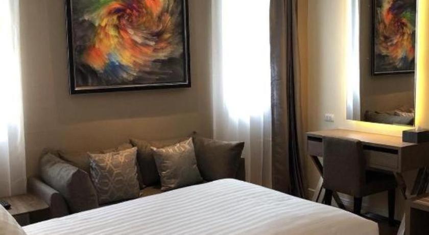 Sri U-Thong Grand Hotel Супханбури Экстерьер фото